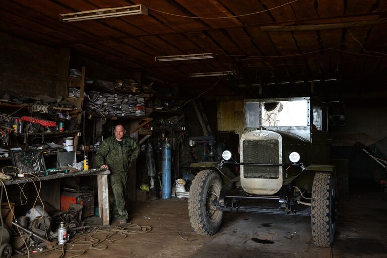 Мастер Максим Свекла в своей мастерской возле БМ-13 Катюшав поселке Большой Оеш Новосибирской области