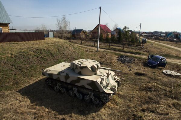 Американский танк Sherman, изготовленный мастером Максимом Свеклой, на стоянке перед его домом в поселке Большой Оеш Новосибирской области