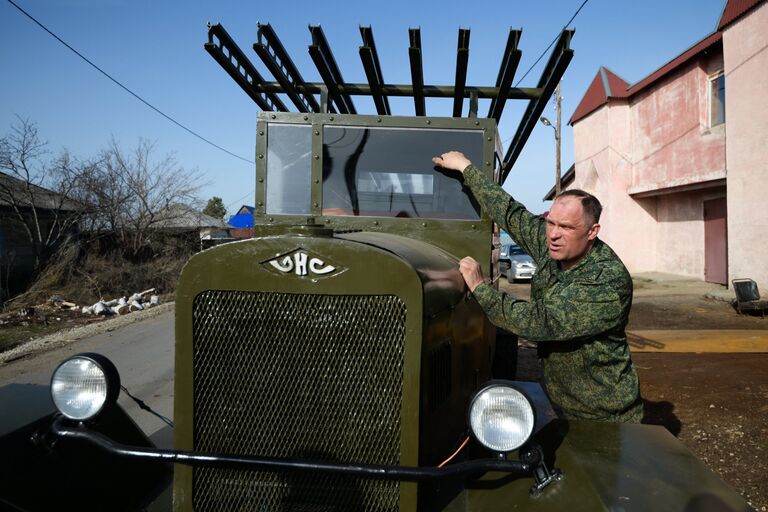 Мастер Максим Свекла демонстрирует законченную БМ-13 Катюша в поселке Большой Оеш Новосибирской области