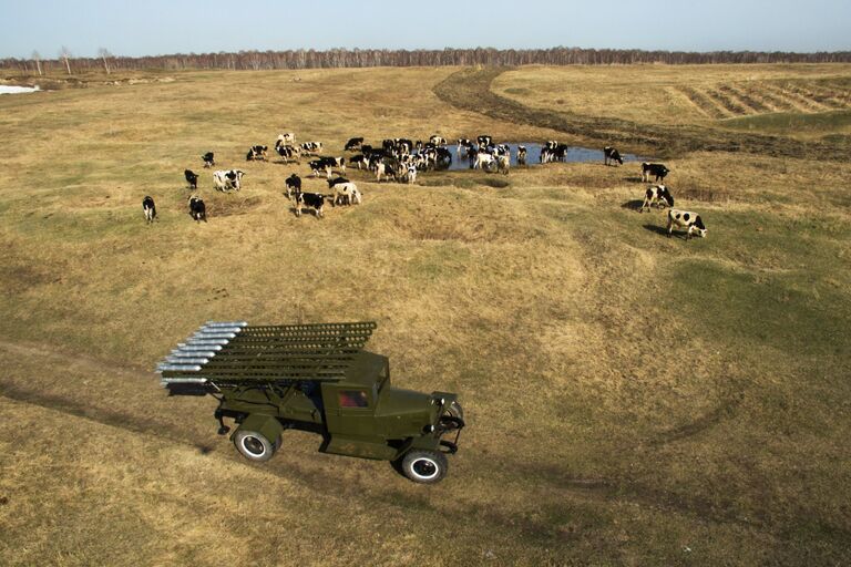 Мастер Максим Свекла демонстрирует БМ-13 Катюша в поселке Большой Оеш Новосибирской области