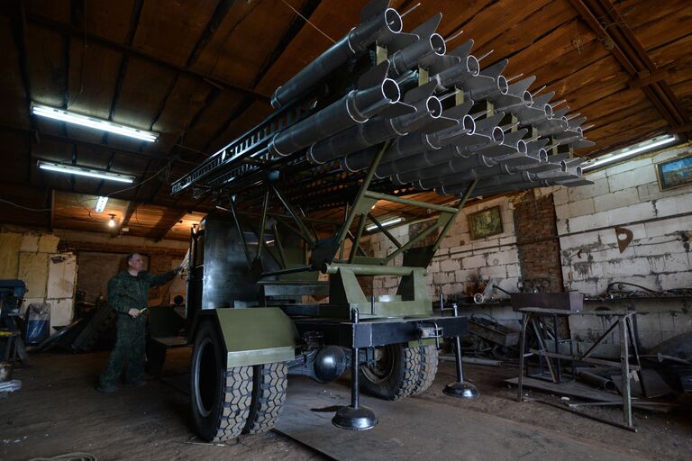 Мастер Максим Свекла в своей мастерской возле БМ-13 Катюшав поселке Большой Оеш Новосибирской области