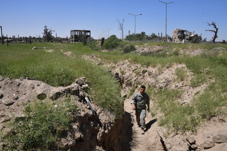 Солдат Республиканской гвардии на окраине сирийского города Дейр-эз-Зор