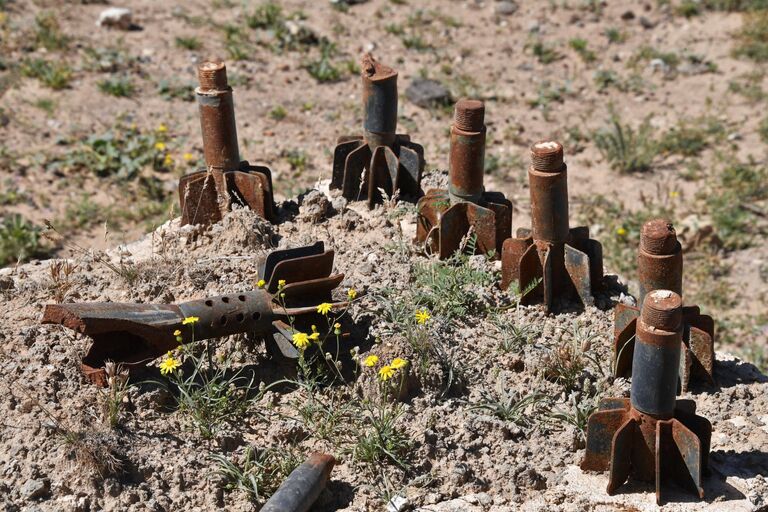 Остатки боеприпасов на окраине сирийского города Дейр-эз-Зо