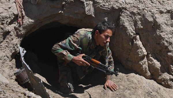 Солдат Республиканской гвардии на окраине сирийского города Дейр-эз-Зор