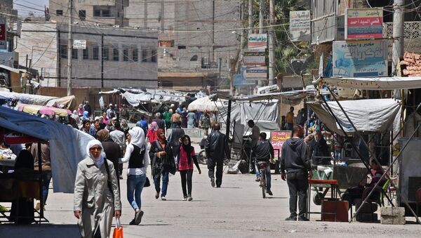 Жители на улице сирийского города. Архивное фото
