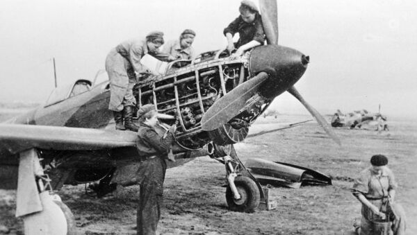 Техники 586-го истребительного авиационного полка готовят самолет к полету во время Великой Отечественной войны