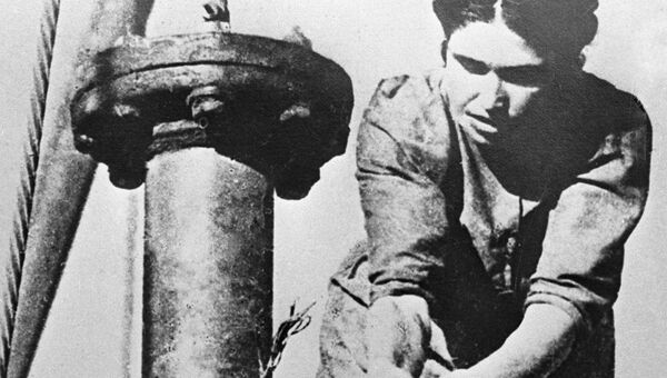 Женщина-оператор работает на Бакинских нефтяных промыслах во время Великой Отечественной войны