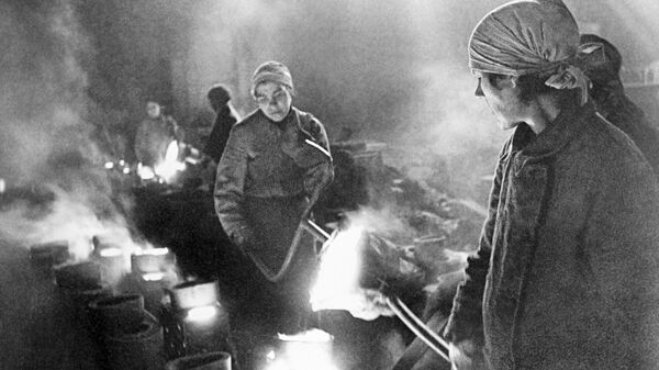 Женщины на заводе льют металл. Блокада Ленинграда