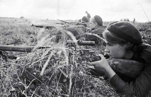 Девушка-снайпер Люба Макарова на слете снайперов 3-ей ударной армии Калининского фронта в годы Великой Отечественной войны
