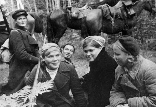 Девушки из партизанского отряда на привале в лесу