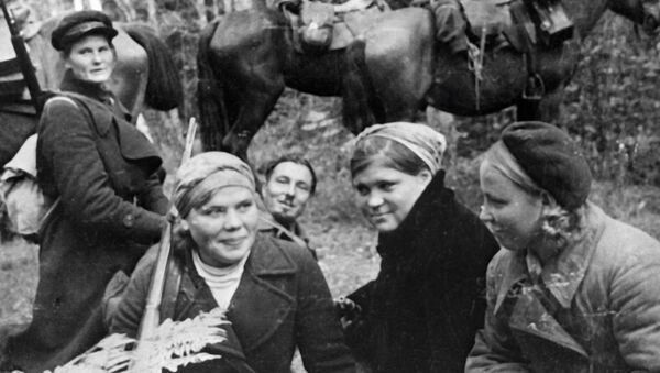 Девушки из партизанского отряда на привале в лесу