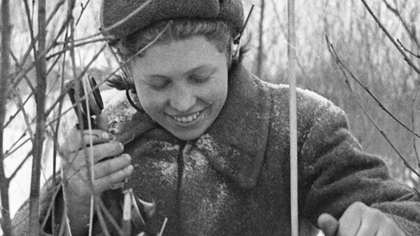 Девушка-связистка у полевого телефона в годы ВОВ