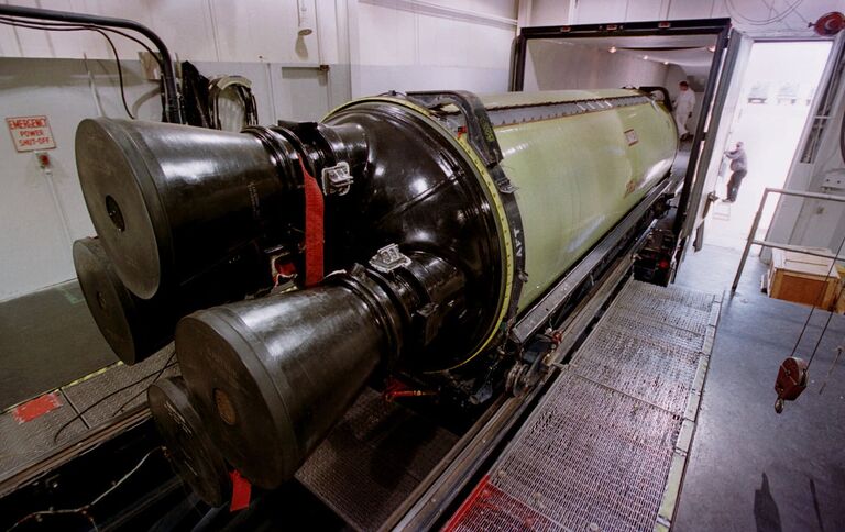 Погрузка межконтинентальной баллистической ракеты Minuteman III для перевозки на военную базу в штат Юта. 2002 год Погрузка межконтинентальной баллистической ракеты Minuteman III для перевозки на военную базу в штат Юта. 2002 год