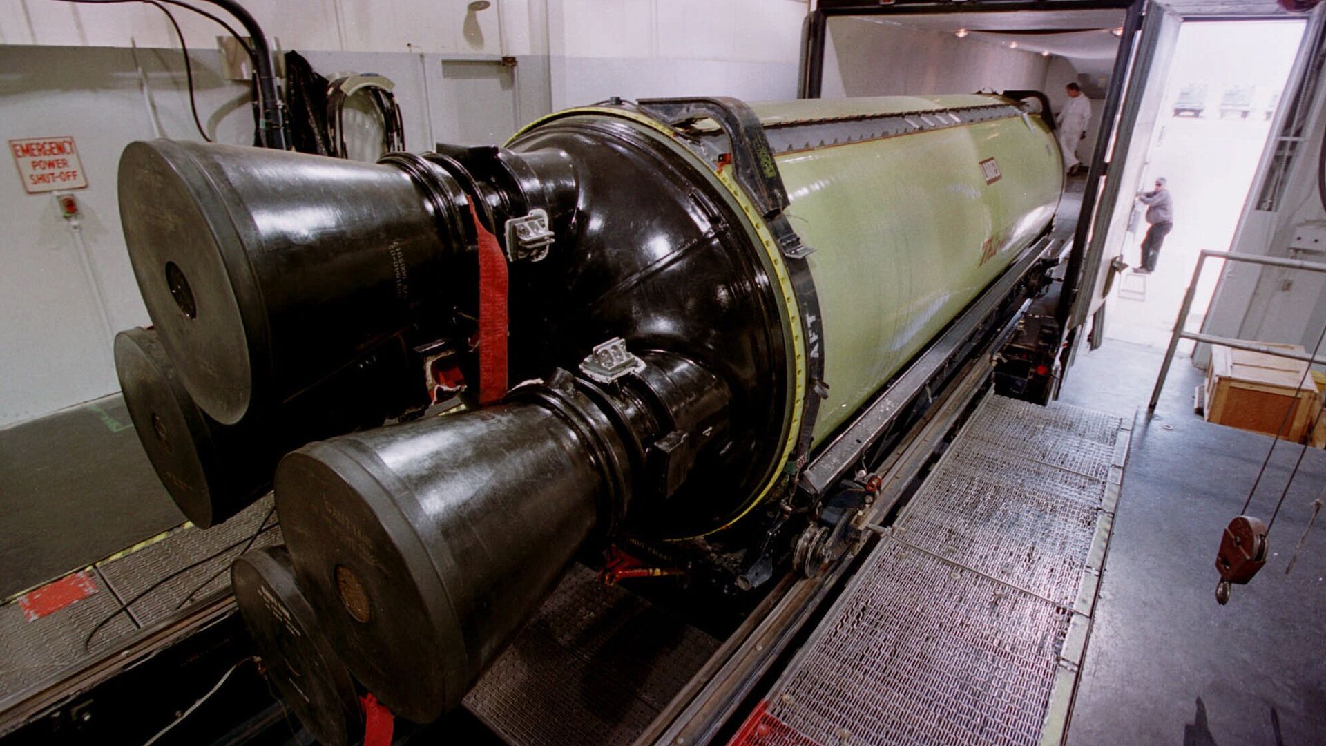 Погрузка межконтинентальной баллистической ракеты Minuteman III для перевозки на военную базу в штат Юта. 2002 год  - РИА Новости, 1920, 26.10.2020
