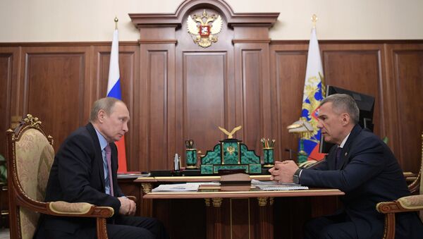 Президент РФ Владимир Путин и президент Республики Татарстан Рустам Минниханов во время встречи. 26 апреля 2017