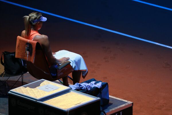 Мария Шарапова во время матча первого круга одиночной встречи против Роберты Винчи в матче WTA Porsche Tennis Grand Prix 2017 в Штутгарте