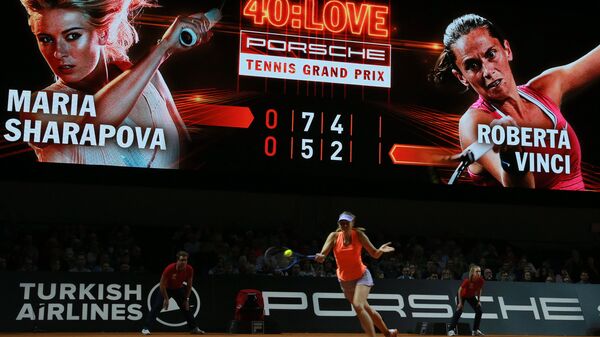 Мария Шарапова в матче первого круга одиночной встречи против Роберты Винчи в матче WTA Porsche Tennis Grand Prix 2017 в Штутгарте