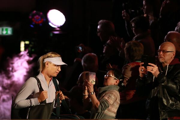 Мария Шарапова перед началом матча первого круга одиночной встречи против Роберты Винчи в матче WTA Porsche Tennis Grand Prix 2017 в Штутгарте