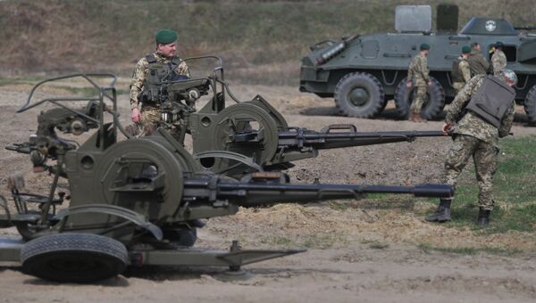 Военнослужащие во время стрельб из спаренной зенитной установки а Яворивском военном полигоне во Львовской области