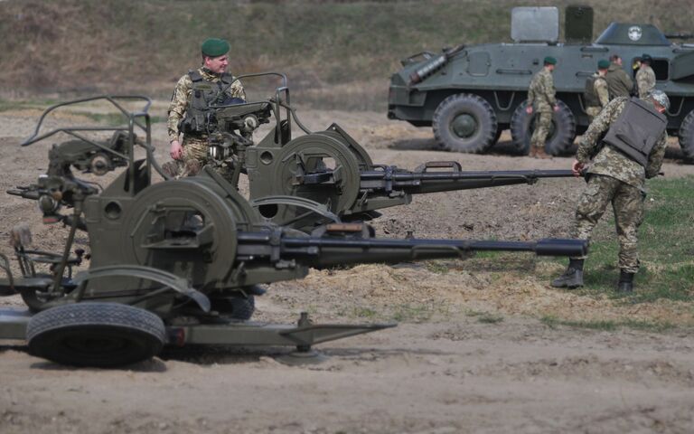 Военнослужащие во время стрельб из спаренной зенитной установки а Яворивском военном полигоне во Львовской области Военнослужащие во время стрельб из спаренной зенитной установки а Яворивском военном полигоне во Львовской области