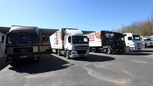 Грузовые автомобили 64-го конвоя МЧС России с гуманитарной помощью для жителей Донбасса в Донецке. 27 апреля 2017