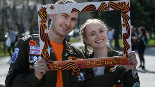 Волонтеры Российских студенческих отрядов в Первомайском сквере Новосибирска во время ежегодной акции Георгиевская ленточка