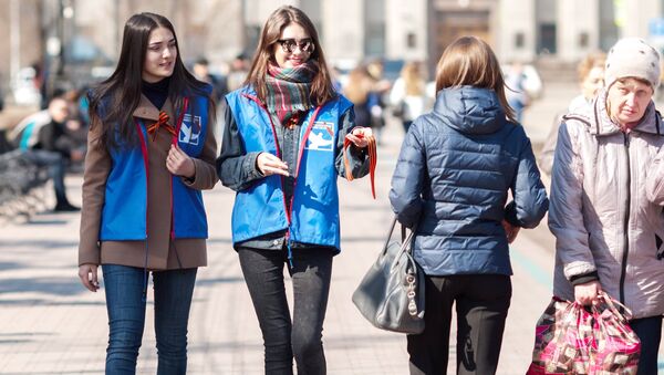 Волонтеры раздают георгиевские ленточки на одной из улиц в Иркутске в рамках стартовавшей ежегодной акции Георгиевская ленточка