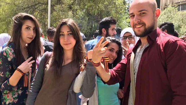 Сирийские студенты во время акции Георгиевская ленточка на территории Дамасского государственного университета