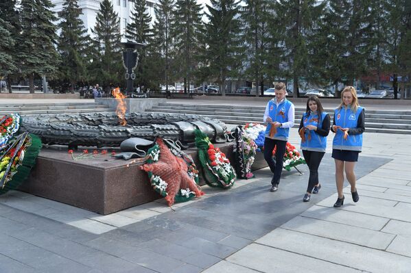 Волонтеры раздают георгиевские ленточки возле Вечного огня в Челябинске в рамках стартовавшей ежегодной акции Георгиевская ленточка