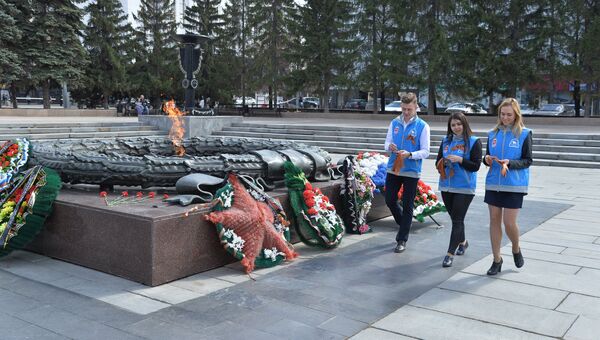 Волонтеры раздают георгиевские ленточки возле Вечного огня в Челябинске в рамках стартовавшей ежегодной акции Георгиевская ленточка