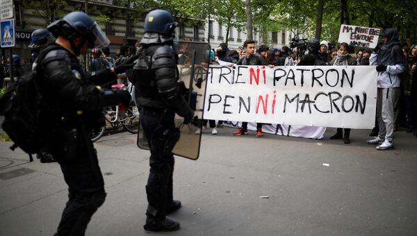 Сотрудники полиции и протестующие в Париже, Франция. 27 апреля 2017