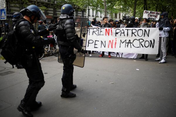 Сотрудники полиции и протестующие в Париже, Франция. 27 апреля 2017