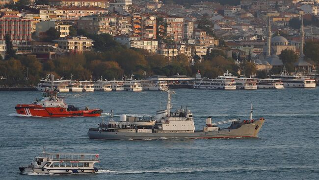 Исследовательское судно Черноморского флота России Лиман в проливе Босфор