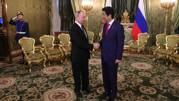 Президент РФ Владимир Путин и премьер-министр Японии Синдзо Абэ во время встречи в Москве. 27 апреля 2017 года