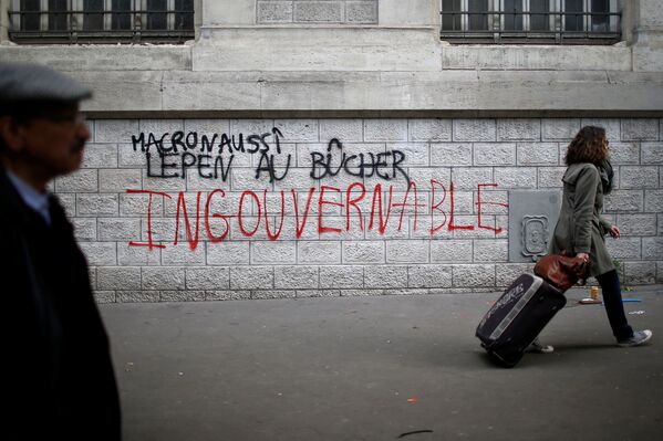 Надпись на стене школы во время акции протеста против обоих кандидатов в президенты Франции в Париже. 27 апреля 2017