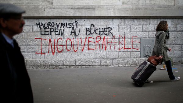 Надпись на стене школы во время акции протеста против обоих кандидатов в президенты Франции в Париже. 27 апреля 2017