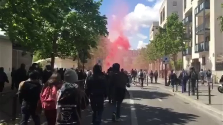 Марш парижских школьников и лицеистов против Марин Ле Пен и Эммануэля Макрона Марш парижских школьников и лицеистов против Марин Ле Пен и Эммануэля Макрона