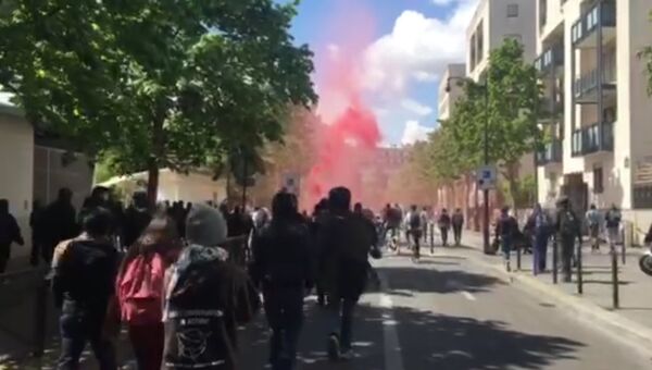 LIVE:  Акция протеста против Марин Ле Пен и Эммануэля Макрона в Париже