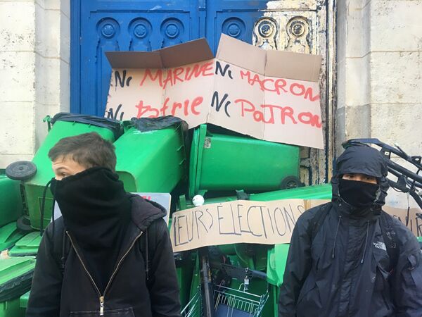 Акция протеста школьников против обоих кандидатов в президенты Франции в Париже