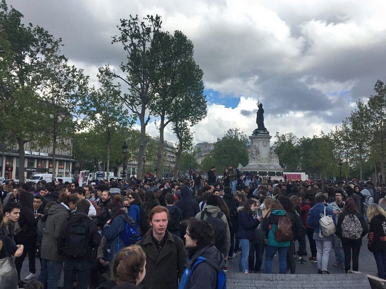 Акция протеста школьников против обоих кандидатов в президенты Франции в Париже