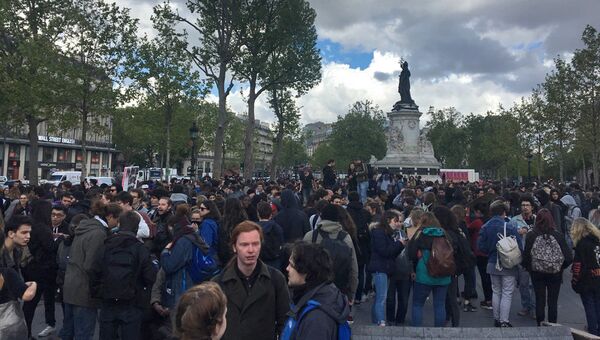 Акция протеста школьников против обоих кандидатов в президенты Франции в Париже