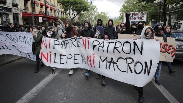 Школьники во время акции протеста против обоих кандидатов в президенты Франции в Париже. 27 апреля 2017