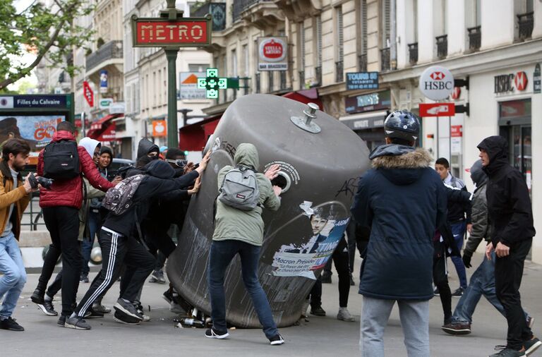 Протесты лицеистов в Париже против кандидатов в президенты