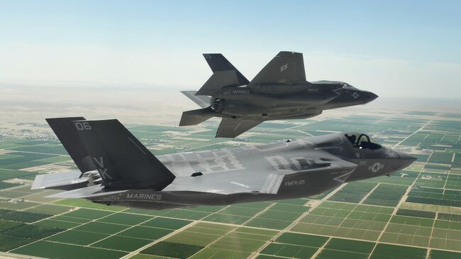 Американские истребители-бомбардировщики пятого поколения F-35 Lightning II