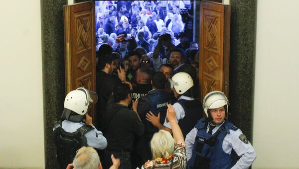 Протестующие ворвались в здание парламента Македонии