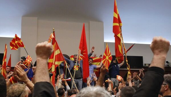 Протесты в здании парламента Македонии после назначения спикером албанца Талата Джафери