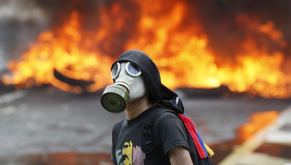 Участник антиправительственной акции протеста в Каракасе, Венесуэла
