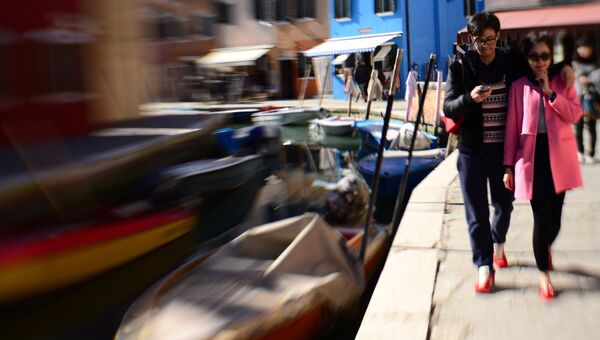 Туристы на одном из каналов Венеции. Архивное фото
