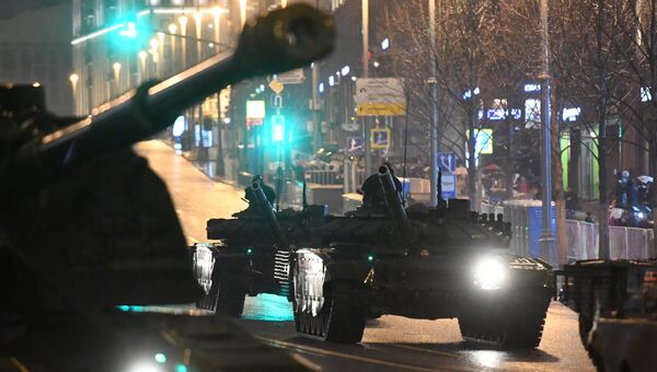 Танки Т-72Б3 во время прохода по Тверской улице на репетиции парада Победы на Красной площади