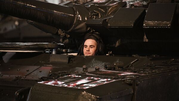 Военнослужащий в танке Т-72 Б3 во время прохода по Тверской улице на репетиции парада Победы на Красной площади